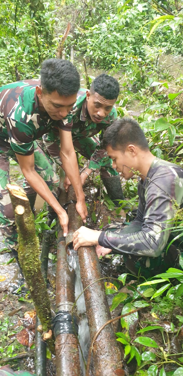 Satgas Yonif Vys Bersama Warga Kampung Bori Timur Gotong Royong