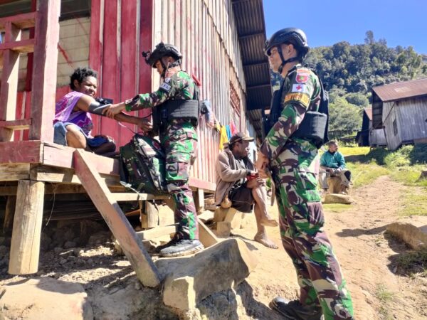 Patroli Pelayanan Kesehatan dari Satgas Yonif 721/Mks untuk Masyarakat Papua