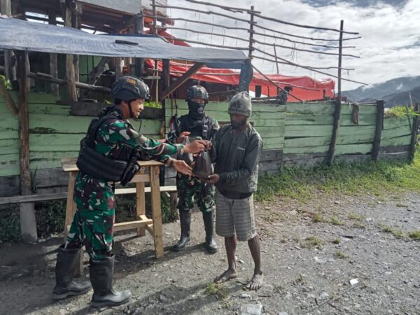 Atasi Kesulitan Masyarakat Papua, Satgas Yonif RK 115/ML Membagikan Sembako Kepada Masyarakat Yang Datang Ke Pos