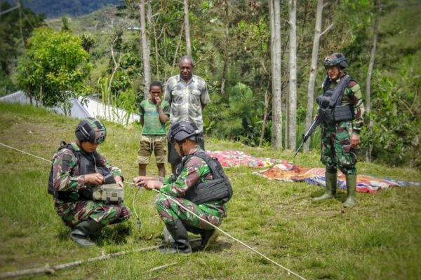 Menerangi Sampai Akhir Penugasan Satgas YR 321/GT Menambah Pemasangan Instalasi Listrik Masyarakat Distrik Mbua Papua Pengunungan