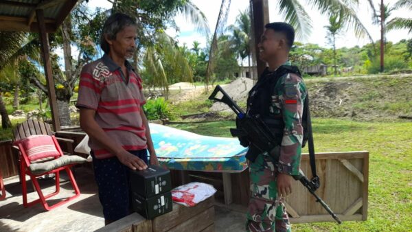 Pengabdian Tanpa Batas, Satgas Yonif 132/BS Berkeliling Kunjungi Rumah Masyarakat Di Kampung Pitewi