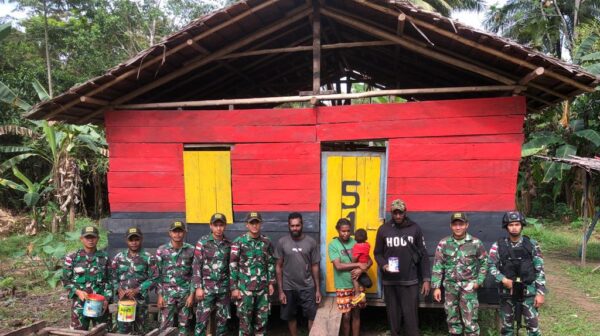 Prajurit Satgas Pamtas RI-PNG Statis Yonif 511/DY Memperindah Rumah Warga Di Perbatasan Papua
