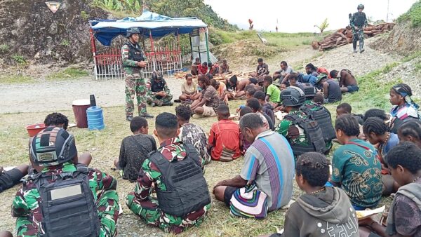 Seusai Mengangkat Kayu Untuk Membangun Rumah, Masyarakat Kulirik Menyambagi Pos Pintu Angin Satgas Yonif RK 115/ML