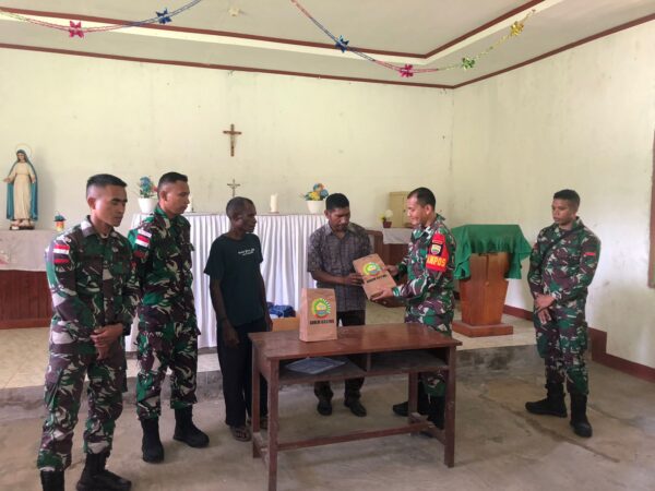 Satgas Yonif 132/BS Salurkan Bantuan Dari Danrem 031/WB Kepada Masyarakat Papua