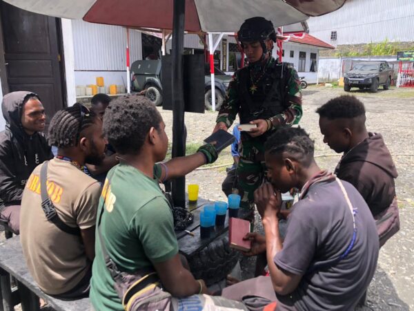 Tingkatkan Keimanan, Satgas Yonif RK 115/ML Berikan Bantuan Alkitab kepada Generasi Muda Papua