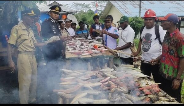 1 Ton Ikan dan Pembagian Hadiah Ramaikan Suasana Upacara Bendera 17 Agustus Di Kepulauan Aruri