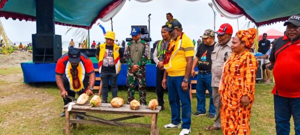 Satgas Pamtas Yonif 122/TS turut Mensukseskan kegiatan Festival Kelapa Ke-2 di Kampung Skouw Yambe