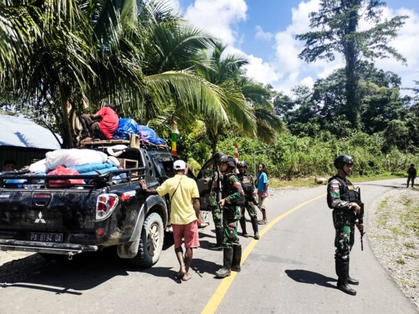 Jaga Stabilitas Keamanan di Perbatasan Papua Satgas Yonif 122/TS Pos Kalilapar Gelar Pemeriksaan Sepanjang Jalan Trans Papua