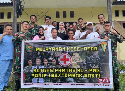 Tingkatkan Kesehatan Masyarakat di Wilayah Perbatasan Papua, Satgas Yonif 122/TS Hadir Memberikan Pengobatan Massal