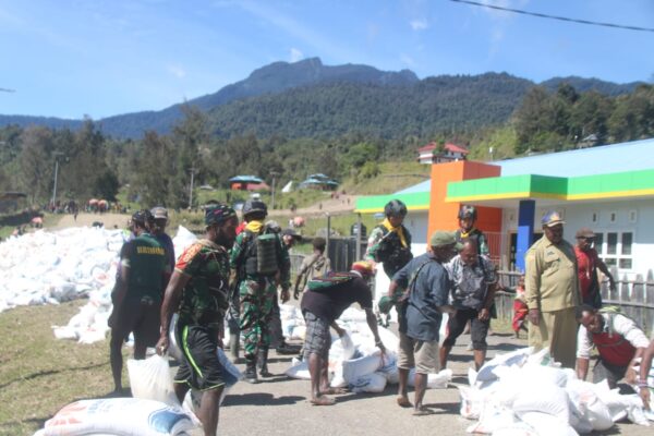 Lagi-lagi Satgas Mobile Raider 300/Siliwangi Kawal Pembagian Beras di Papua