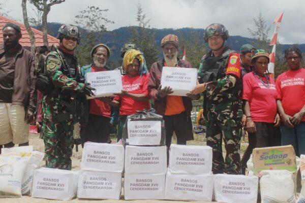 Apkam Ilaga Salurkan Bansos Pangdam XVII/Cendrawasih Kepada Pengungsi di Eromaga