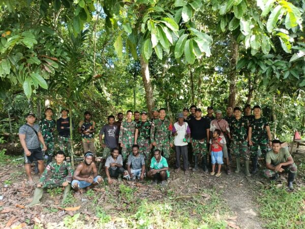 Satgas Yonif 122/TS Bersama Masyarakat Kampung Kriku Bergotong-royong Bersihkan Lingkungan