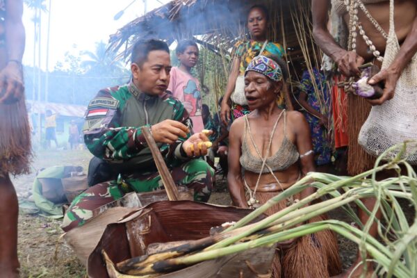 Lestarikan Budaya dan Adat Leluhur Papua, Satgas Yonif 122/TS Hadiri acara Pentas Tari Ritual Adat Penyambutan (Tari Dewa)