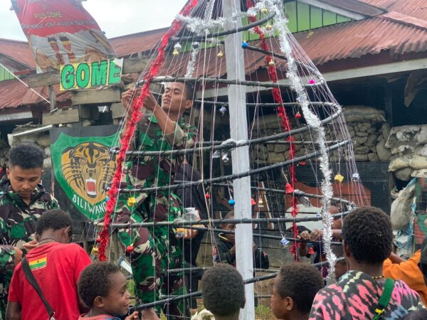 Satgas TNI 300 Siliwangi Ajak Anak-anak Membuat Pohon Natal di Gome Papua