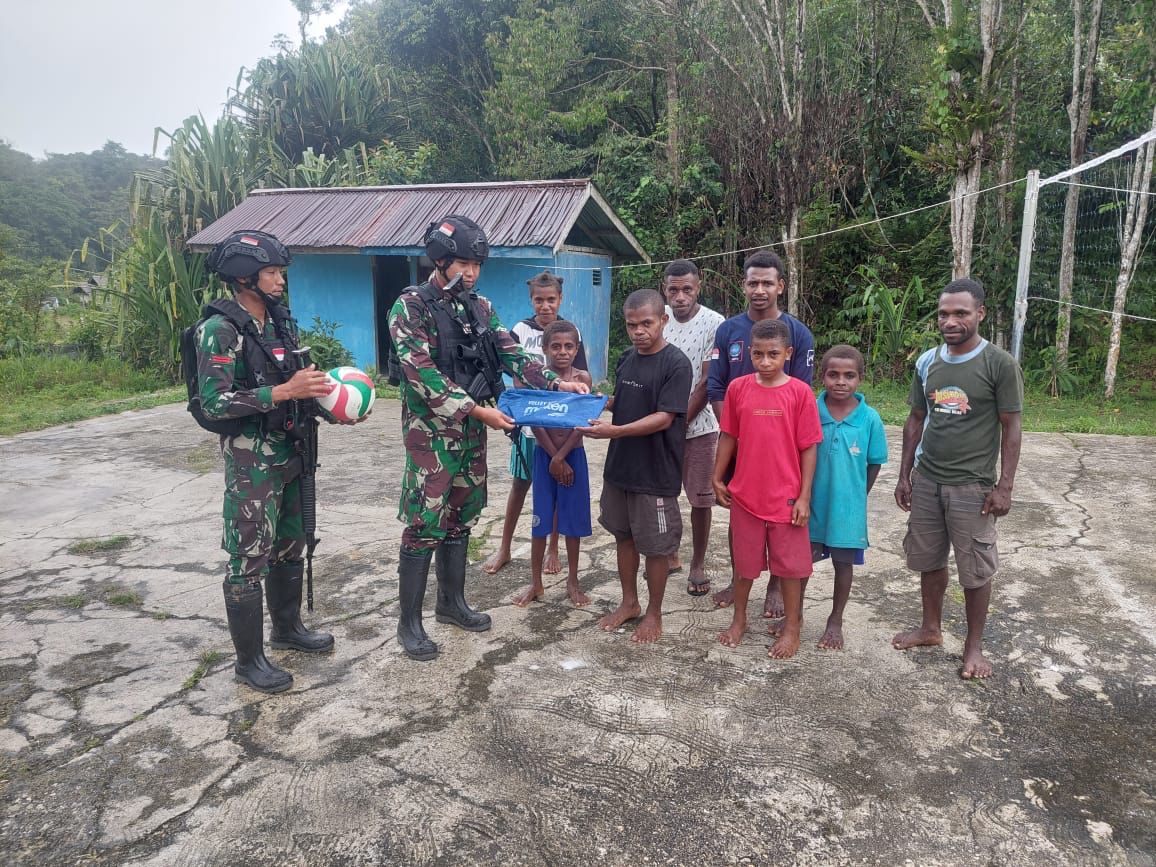 Keceriaan Anak-Anak Papua Bermain Bersama Satgas Yonif 623