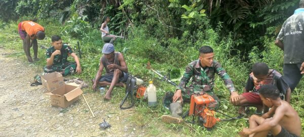 Bangun Kekompakan dan Solidaritas, Satgas Yonif 122/TS Bersama Warga Laksanakan Karya Bhakti Bersihkan Lingkungan Kampung