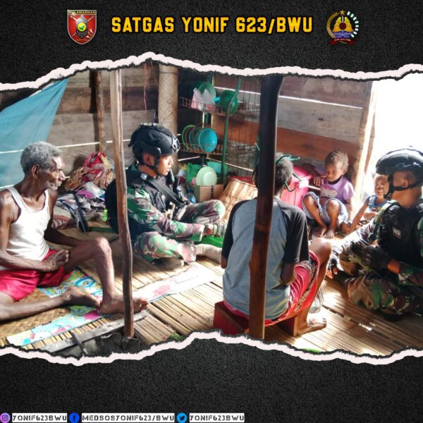 Patroli di Tengah Wilayah Konflik, Prajurit Satgas Yonif 623 Bagi Sembako