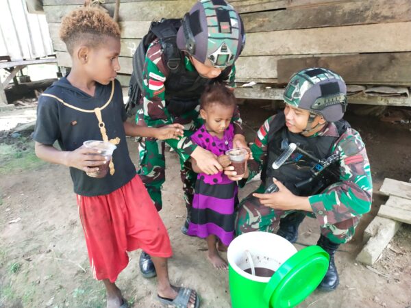 Berbagi Kebahagiaan Dan Keceriaan, Satgas Yonif 122/TS Bagikan Makanan Serta Pakaian Kepada Masyarakat Perbatasan Papua