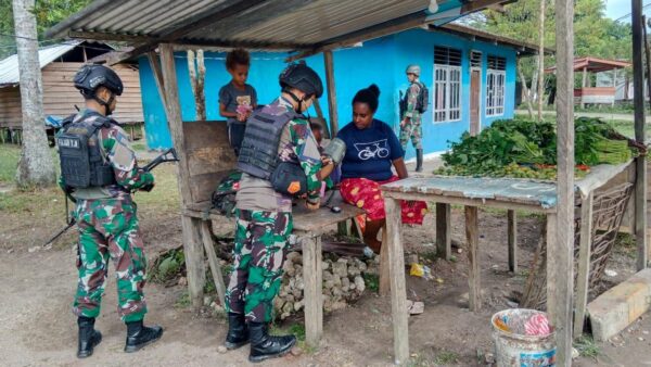 Satgas Yonif 623 Keliling Kampung Untuk Pengobatan Warga di Papua