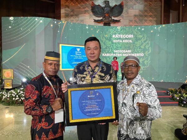 Untuk Pertama Kalinya, Freddy Thie Bawa Kaimana Raih Adipura