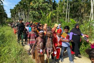 Peringati Hari Kartini, Satgas Yonif 122/TS Bersama Murid SD Diperbatasan Papua Gelar Perlombaan Dan Parade Pakaian Adat