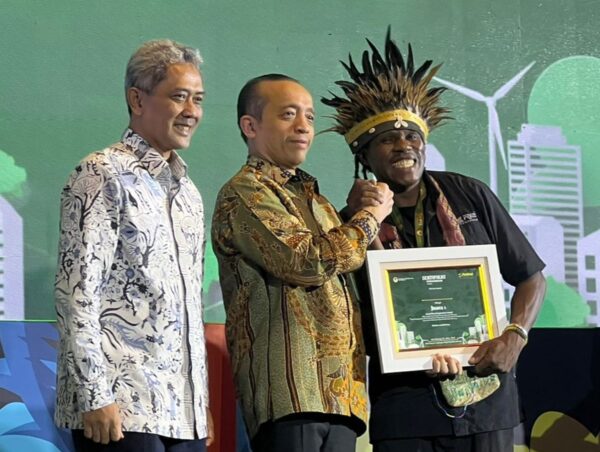 Jaga Tanah Ulayat dan Keberlanjutan Hutan, Local Hero PEP Papua Field Raih Penghargaan Tertinggi Local Hero Inspirations Awards dari KLHK