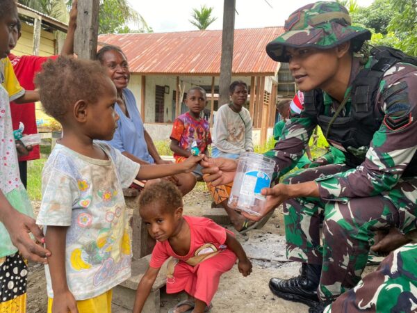 Berbagi Kasih Dalam Jumat Berkah, Satgas Yonif 122/TS Berikan Makanan Dan Cemilan Kepada Masyakarat Distrik Waris