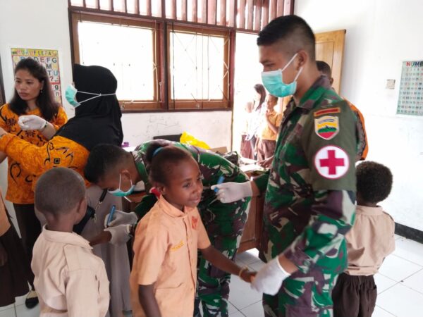 Satgas Yonif 122/TS Berkolaborasi Dengan Takes Provinsi Papua Laksanakan Imunisasi Polio Kepada Masyarakat Dan Murid SD