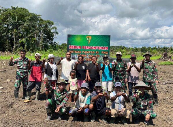 Manfaatkan Lahan Kosong, Satgas Yonif 122/TS Berikan Praktik Bercocok Tanam di kebun Percontohan