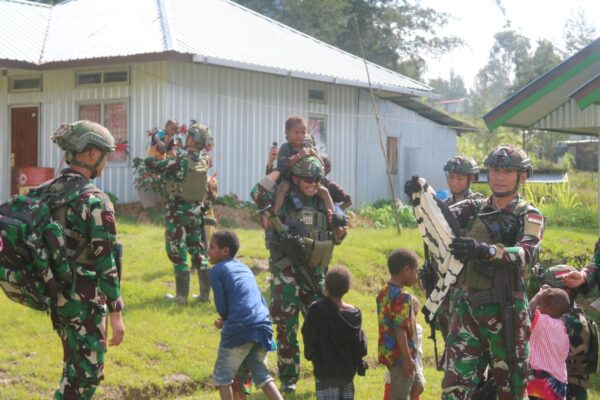 Datangi Honai Warga, Satgas 323 Buaya Putih Bagikan Sembako