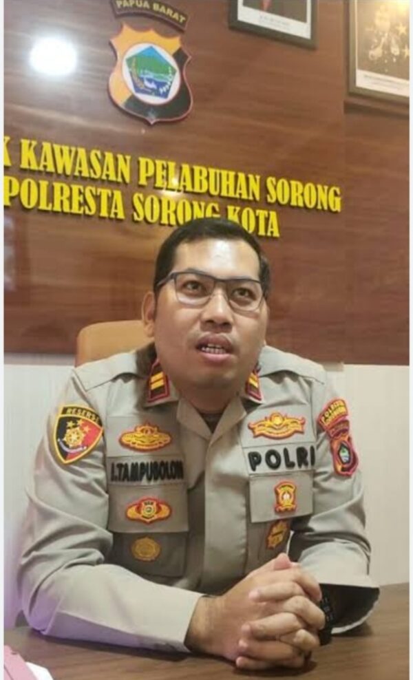 Kapolsek KP3 Laut Sorong “Warning” Penumpang Bawa Miras Masuk Sorong