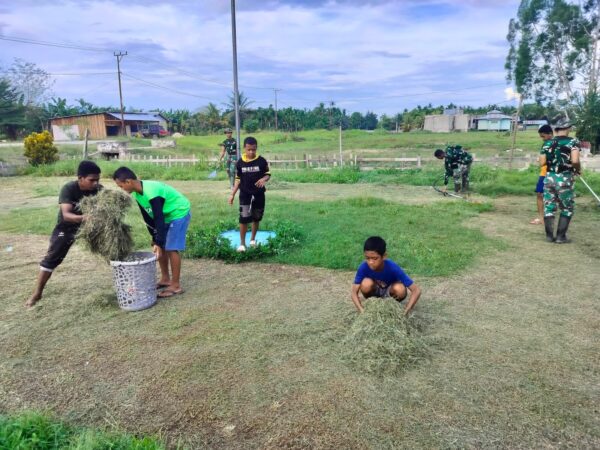 Personel Satgas Yonif 122/TS Ajak Warga Karya Bhakti di TK Awus Papua
