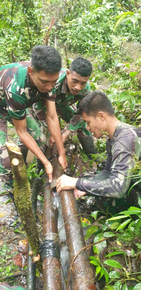 Satgas Yonif 762/VYS Bersama Warga Kampung Bori Timur Gotong royong Perbaiki Saluran Pipa Air