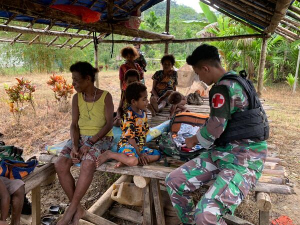 Beri Bingkisan dan Yankes Gratis, Wujud Kepedulian Personel Satgas Yonif 122/TS Kepada Masyarakat Papua