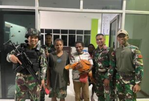 Personel Satgas Yonif 122/TS Tanggap Evakuasi Warga Yang Ingin Melahirkan