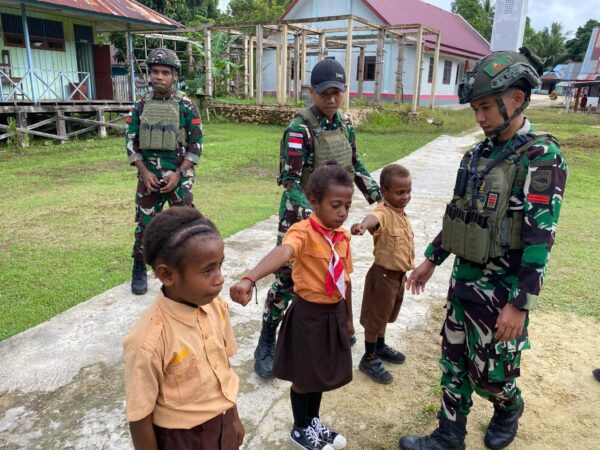 Tumbuhkan Rasa Cinta Kepada NKRI, Satgas Yonif 762/VYS Melaksanakan Gadik di Sekolah Dasar