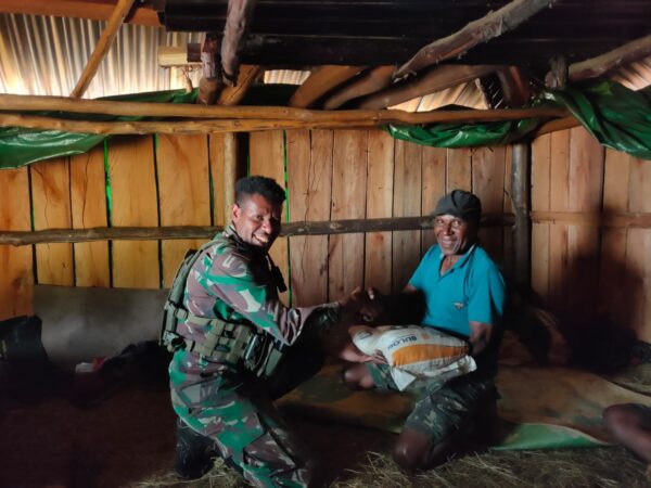 Putra Daerah Papua keliling Honai Warga Sebagai Bukti Nyata Cinta Ksatria Buaya Putih Kepada Masyarakat