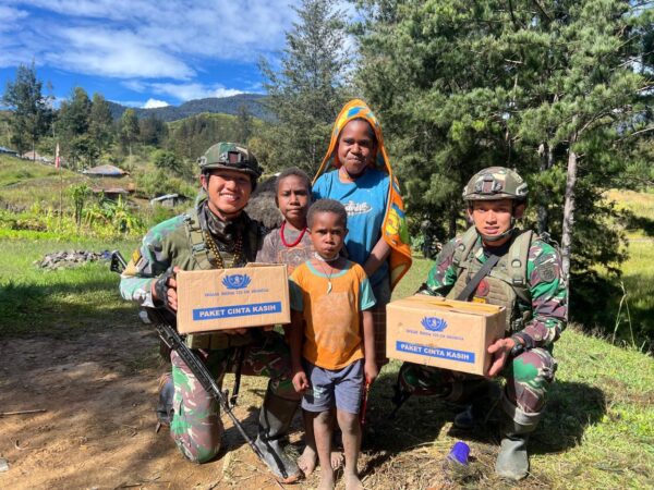 Jumat Berkah, Satgas Yonif 323 Buaya Putih Bagi-Bagi Sembako