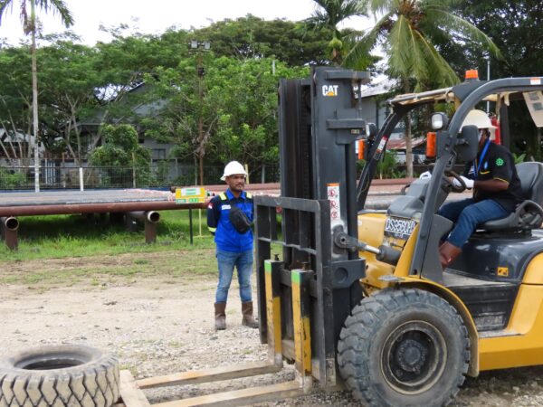 Komitmen Kembangkan SDM Lokal, SKK Migas-Pertamina EP Papua Berikan Pelatihan Forklift