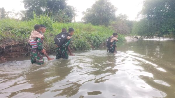 Arus Sungai Deras, Yonif 642/Kps Menyebrangkan Murid Sekolah dan Pak Guru yang Melakukan Aktifitas