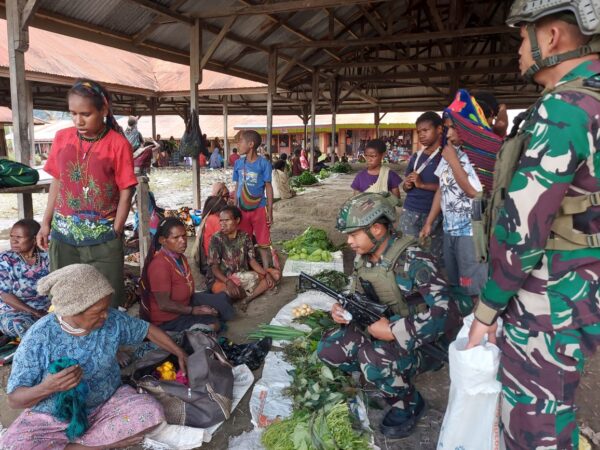 Bentuk Dukungan Terhadap Petani, Satgas Yonif 323 Borong Hasil Kebun Mama Papua