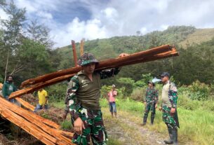 Bersama Masyarakat, Satgas Pamtas RI-PNG Yonif 641/Bru Melaksanakan Karya Bhakti