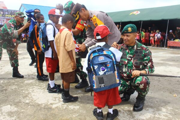 Warga Kenyam Sambut Gembira Bantuan Menhan Melalui Satgas Habema