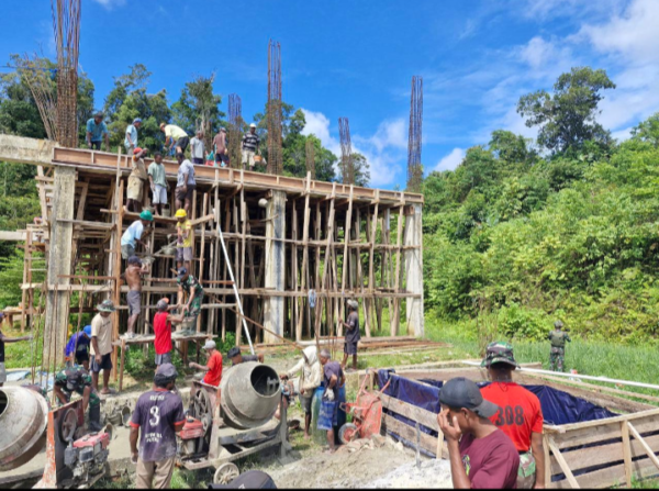 Masyarakat Distrik Aifat Apresiasi Satgas Yonif 762/VYS Bantu Pengecoran GKI Sion Kumurkek