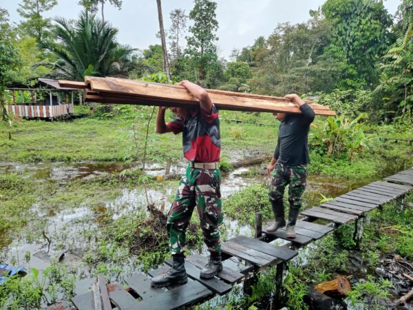 Warga Bombam Semangat Gotong Royong Bersama Satgas Habema