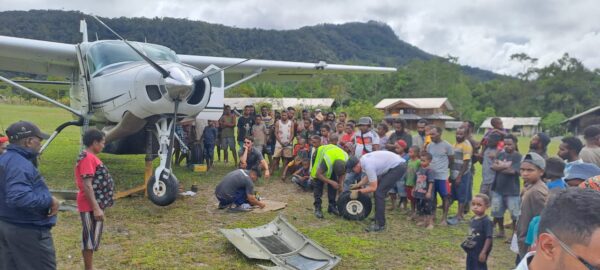 Pesawat Susi Air Mengalami Insiden Pecah Ban Di Bandara Apalapsili, Satgas Yonif 641/Bru Amankan Pilot dan awak pesawat