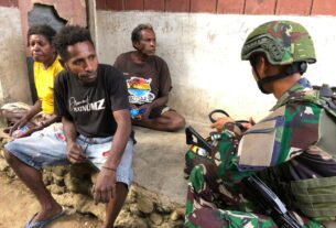 Satgas Yonif 642/Kps Berikan Yankes ‘Door to Door’ Dan Bagikan Susu Untuk Anak di Papua Barat