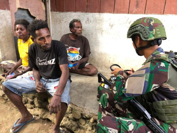 Satgas Yonif 642/Kps Berikan Yankes ‘Door to Door’ Dan Bagikan Susu Untuk Anak di Papua Barat