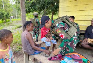 Demam dan Menggigil, Mama Novi dan Anaknya Datangi TK Gome Satgas Yonif 323 Buaya Putih Untuk Berobat