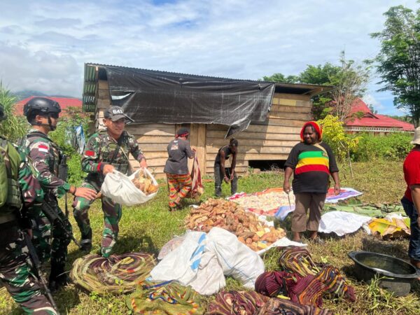 Akrab Dengan Masyarakat, Satgas 641/Bru Hadiri Pelantikan PGRI dan Syukuran Bakar Batu di Distrik Elelim